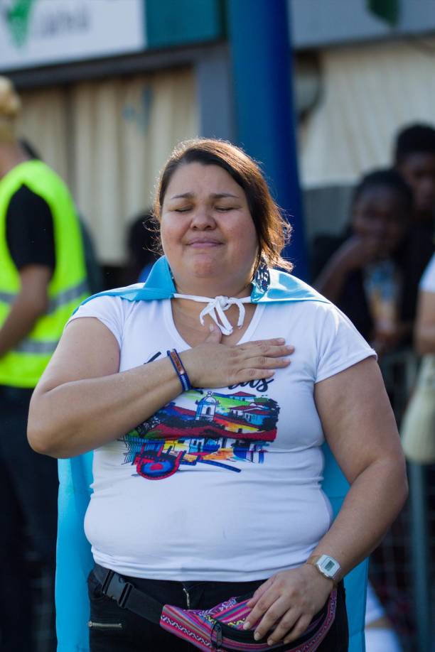 Esta catracha conmovió a los asistentes al derramar lágrimas mientras se entonaba el himno nacional de Honduras.