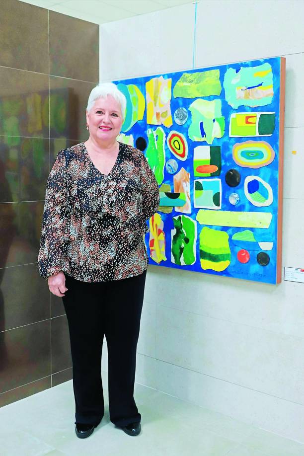 Adamarga posa con su cuadro <br />“Bosque virgen”.