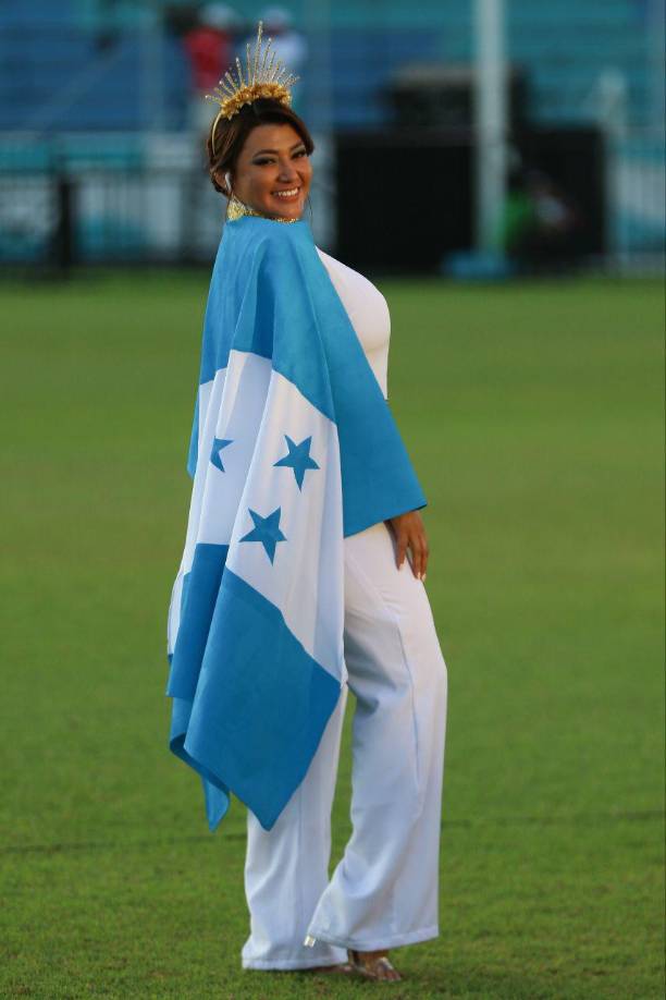 Milagro Flores días antes compartió en sus redes sociales el proceso de fabricación de su vestuario. 