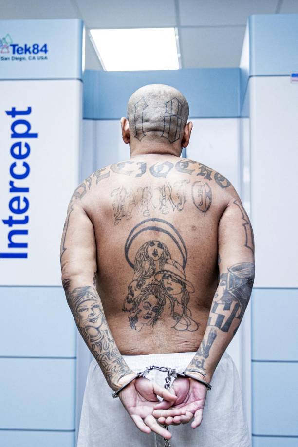 Provista de alta tecnología para la vigilancia, la gigantesca cárcel fue inaugurada a principios de febrero por el propio Bukele. 