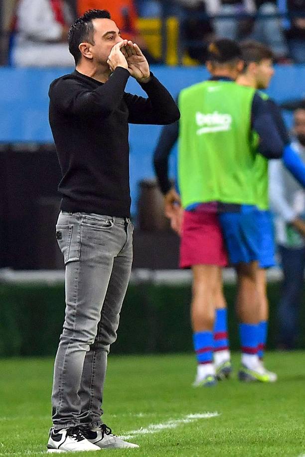 Xavi Hernández dando indicaciones a pie de campo.