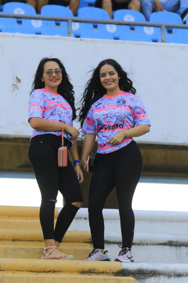 Yulia Posas (derecha) es una chica de Israel y fiel aficionada del Motagua. La bella dama llegó en compañía de su amiga.