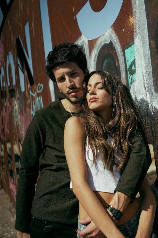 Curiosamente días después que Tini lanzara su disco Cupido, Yatra lanzó el suyo, ‘Una noche sin pensar’. De este se desprende como primer sencillo su homónimo donde una estrofa de la canción parece una referencia a Tini: “Me cambia el ánimo, es automático cuando me entero que tu corazón va rápido, Buscando en otro lado lo que teníamos, Dijimos “te amo” pero ni nos conocíamos. Y ese fue el error, el primer amor nunca lo frenas. Y nunca lo olvidas porque te encanta cómo suena. Me puedes bloquear, me puedes odiar. Y buscar mis besos en alguien más”. 