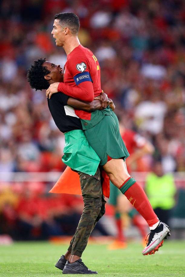 Cristiano Ronaldo ni se inmutó ante lo hecho por el aficionado y tuvo el buen gesto de abrazarlo.