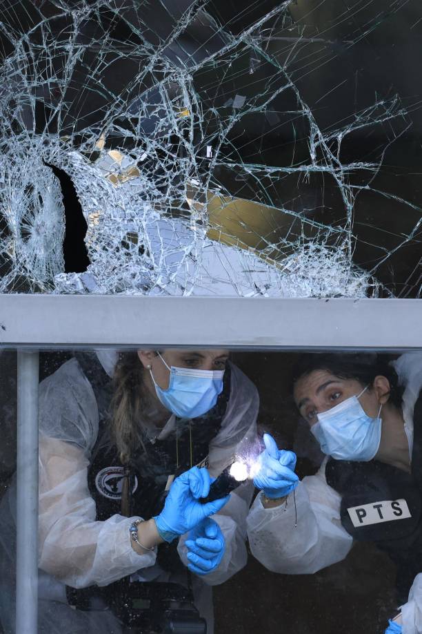 El funcionario no ha detallado qué indicios apuntan a un delito, pero sí ha dicho que expertos del laboratorio de la policía de Marsella iban a acudir al lugar de los hechos “para realizar exámenes en la escena del crimen”.