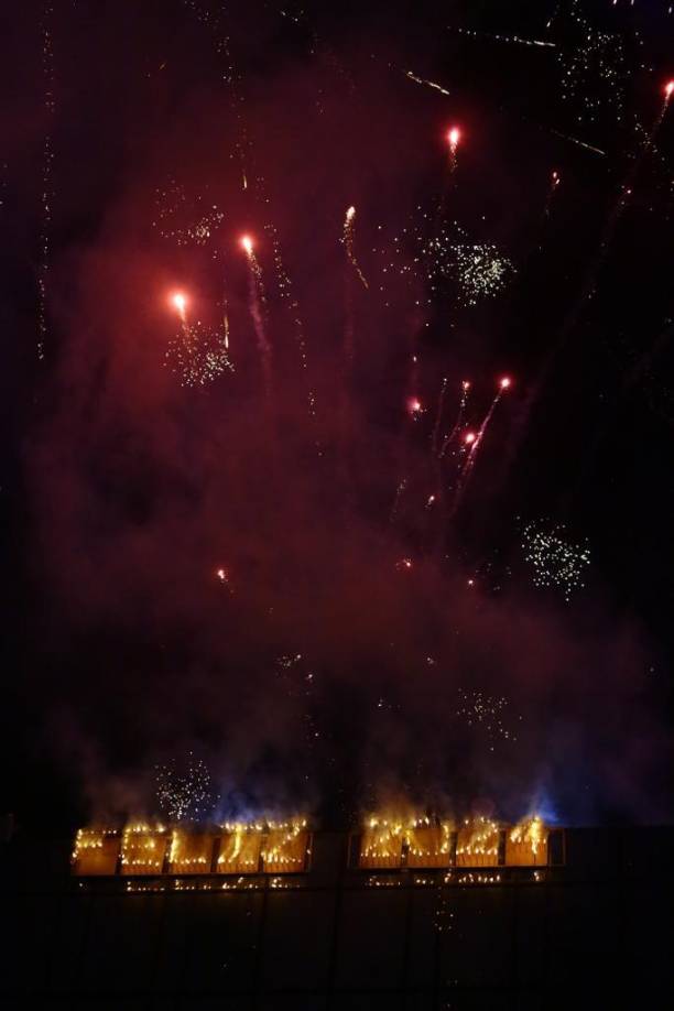 Feliz 2024 se pudo leer al final del show de luces, mientras gritaban fuerte los visitantes.