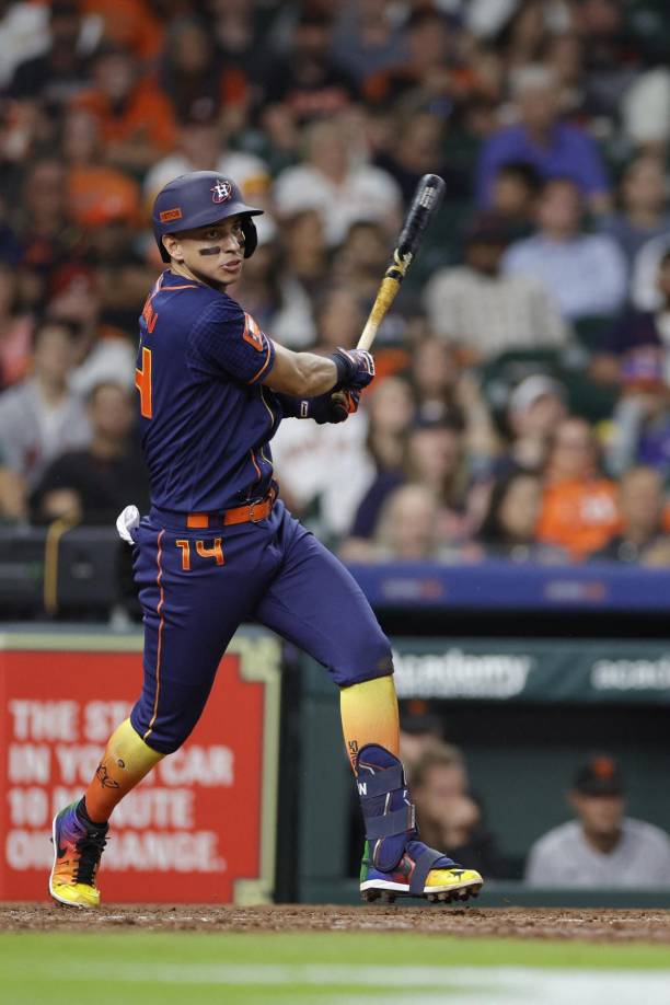 En la primera entrada, Mauricio Dubón hizo de las suyas. El catracho conectó su primer hit de la noche, se robó una base y anotó la primera carrera en el primer turno al bate ante Gigantes.