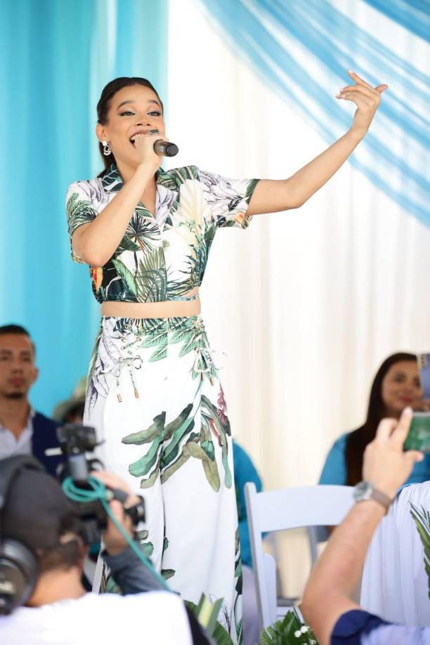 Angie Flores animó a todos los presentes a que corearan cada una de las canciones. 