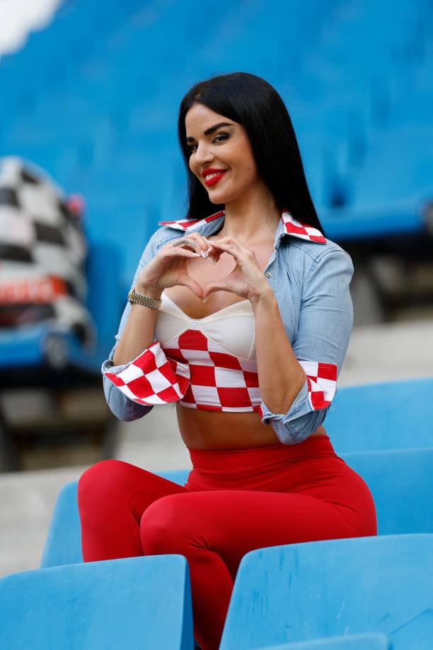 La influencer croata se le vio muy sonriente en las gradas del estadio Volksparkstadion de Hamburgo, Alemania.