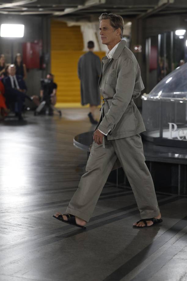 Un modelo pasa un diseño de la firma Pedro Del Hierro durante su desfile en la Mercedes-Benz Madrid Fashion Week, este jueves en la capital española. EFE/ Juanjo Martín 