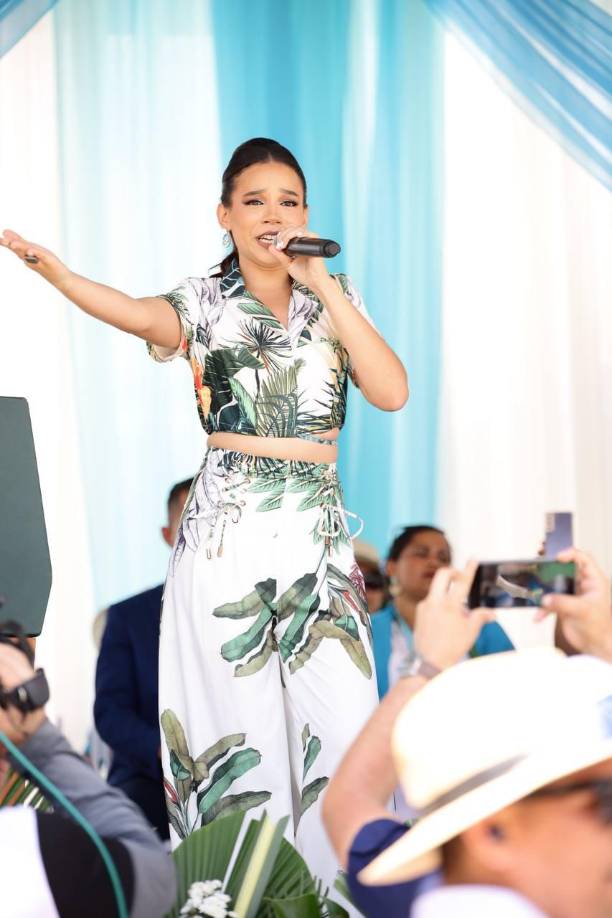 Y mientras que para el primer bloque, donde interpretó el Himno Nacional, Angie lució un elegante y sobrio traje azul, para el segundo eligió un atuendo más fresco. 