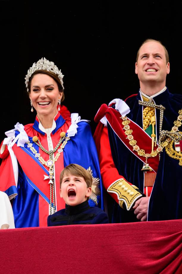 Y el pequeño príncipe Louis, hijo menor de William y Kate, fue la estrella del balcón nuevamente al viralizarse en redes por sus inusuales gestos.