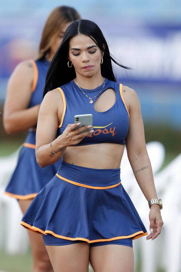 La guapa y sexy Dixly Sorel también robó miradas en el estadio Olímpico.