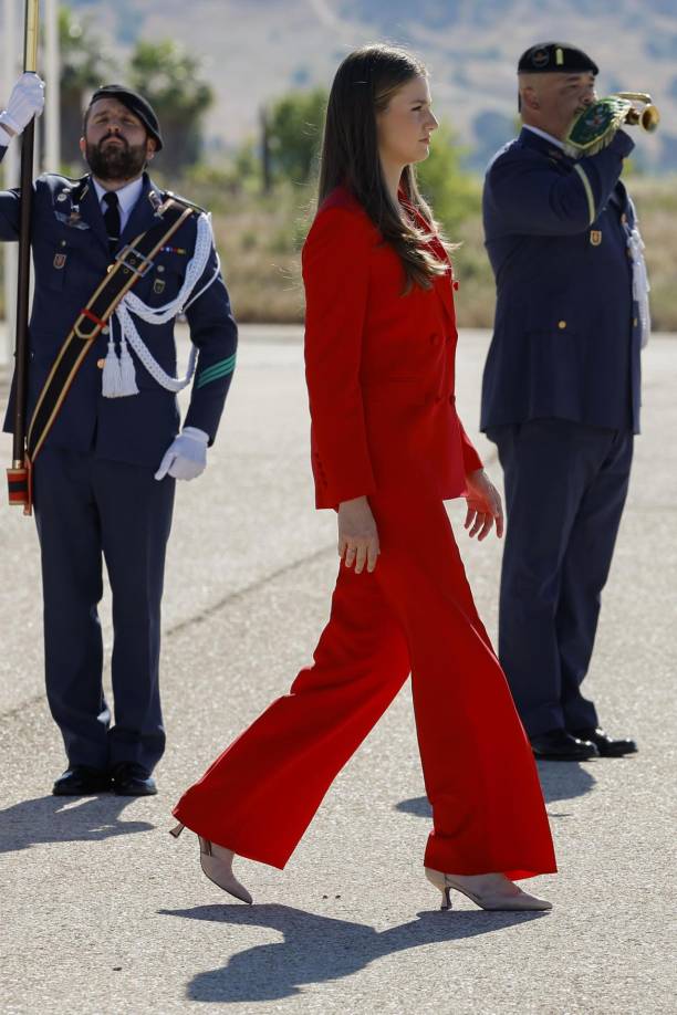 La elección de Portugal como destino del primer viaje oficial de <b>Leonor</b>, quien llegó acompañada por el ministro español de Exteriores, José Manuel Albares, busca reforzar “los lazos de fraternidad y cercanía que unen a ambos países”, indicó un comunicado del Ministerio español de Asuntos Exteriores.