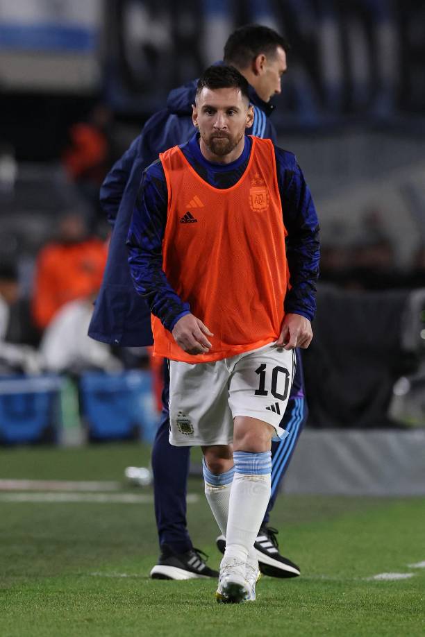 ‘La Pulga’ salió a calentar en el segundo tiempo para entrar a la cancha y la fanaticada argentina enloqueció.