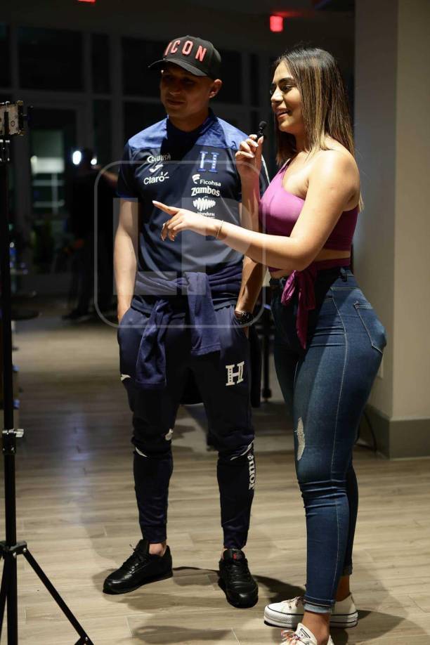 Cristel Osorio es la nueva presentadora del canal TDTV de Honduras. La chica también pudo entrevistar al centrocampista Héctor Castellanos de Honduras.