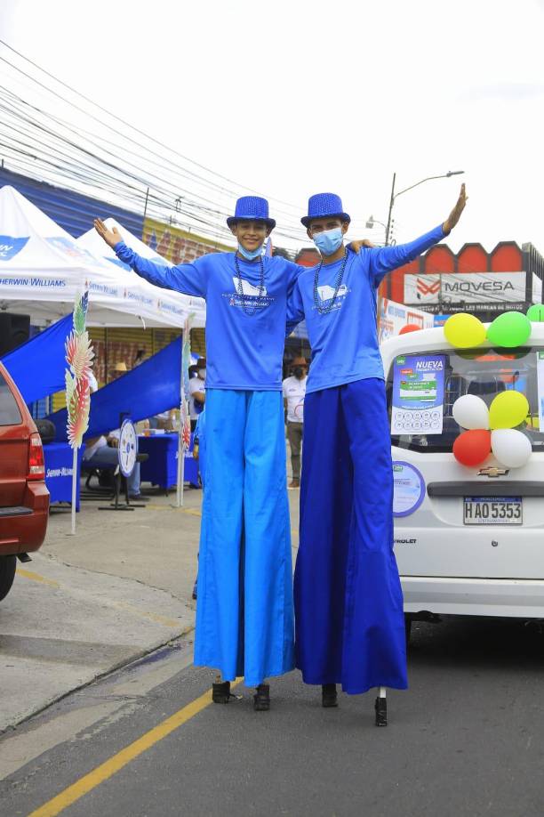 El desfile arrancó en la tercera avenida de la ciudad, se dirigió al Parque Central, luego a la Fuente Luminosa y culminó en el Monumento a la Madre.