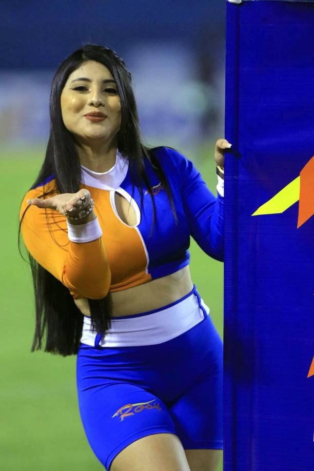 Guapas edecanes fueron sensación y robaron miradas en el estadio Olímpico durante el derbi sampedrano.