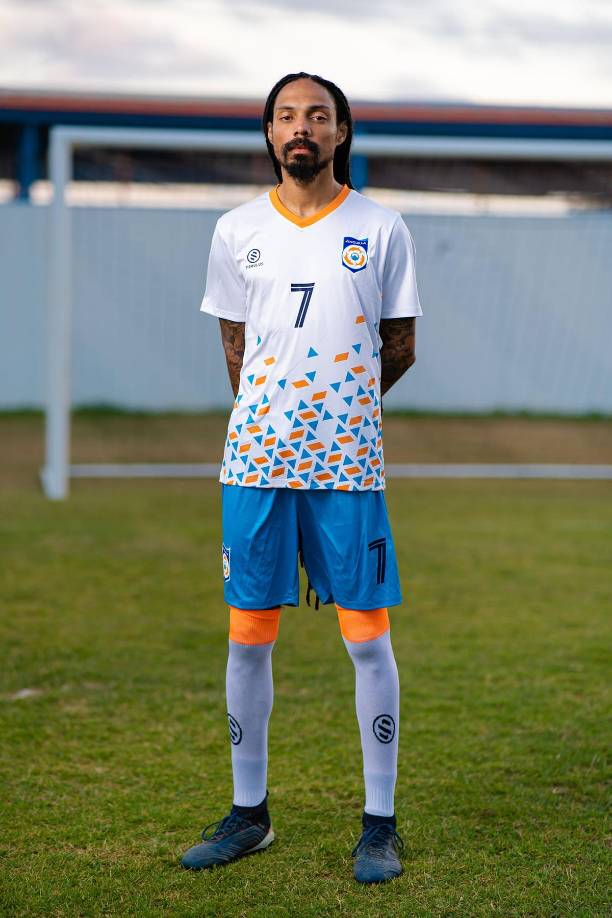 Según internet, su residencia actual es Londres, donde obtuvo una licenciatura en Business Administration de la Universidad de Hull City,