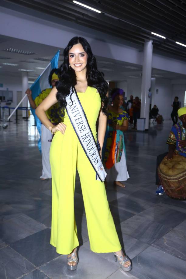 Luciendo un espectacular jumpsuit amarillo, su melena suelta, zapatos de tacón y un impecable maquillaje, la preciosa Zuheilyn arribó al aeropuerto acompañada de su equipo de Carimaxx, mostrándose muy amable y sonriente con el público que la esperaba. 