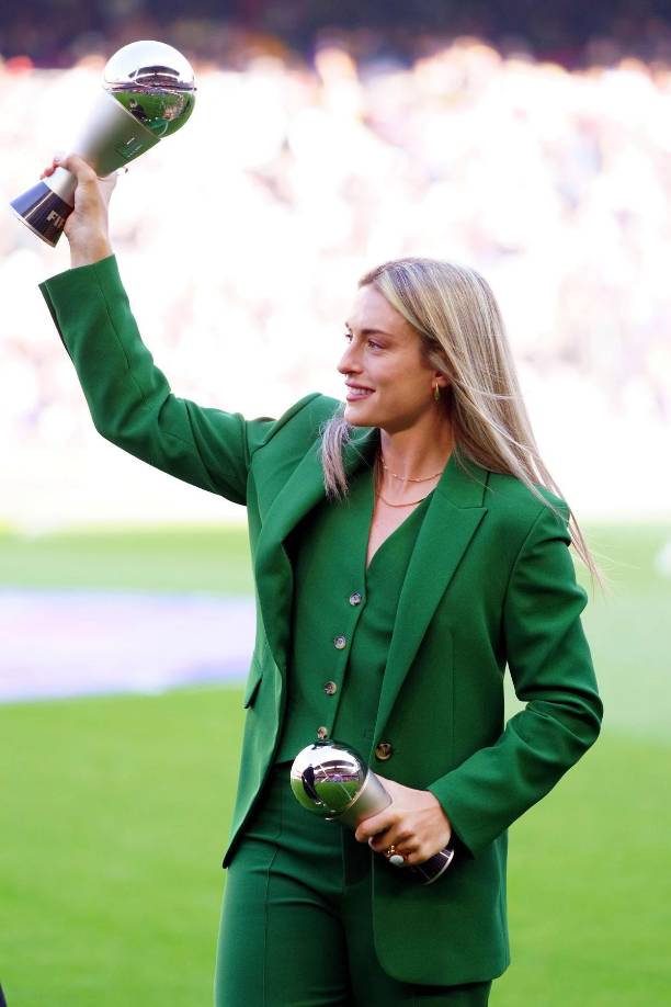 Alexia Putellas compartió con la afición culé en el Camp Nou el premio The Best 2022.