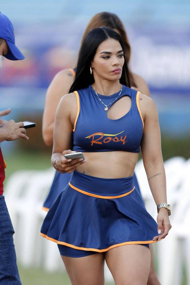 La guapa y sexy Dixly Sorel también robó miradas en el estadio Olímpico.