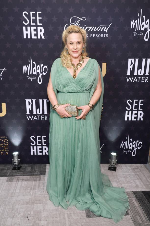 Patricia Arquette impactó con un vestido menta con un collar llamativo.