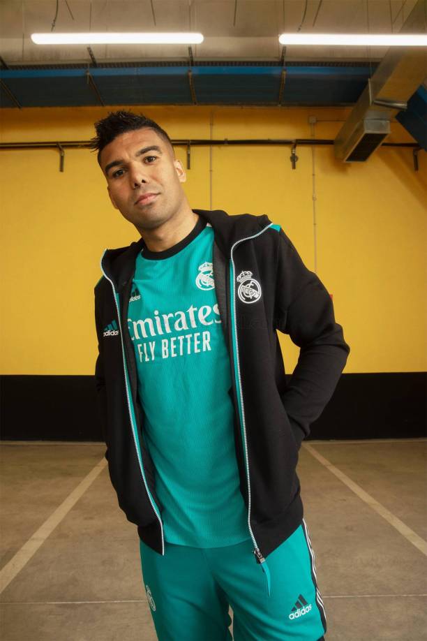 Casemiro feliz posando con la tercera camiseta del Real Madrid para la temporada 2021-2022.