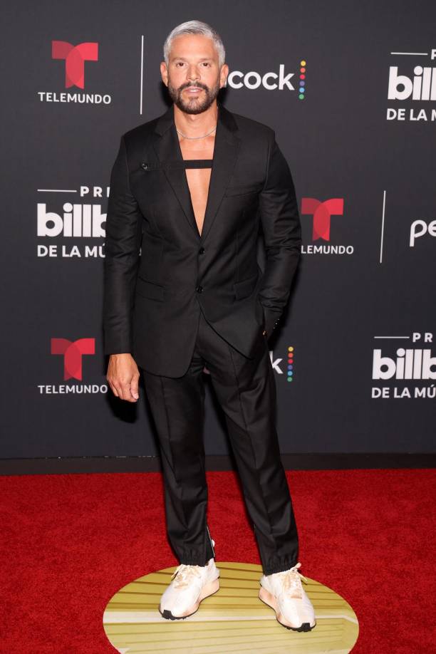  Rodner Figueroa llegó muy a la moda para ser el crítico de as elecciones de vestuario de los famosos.