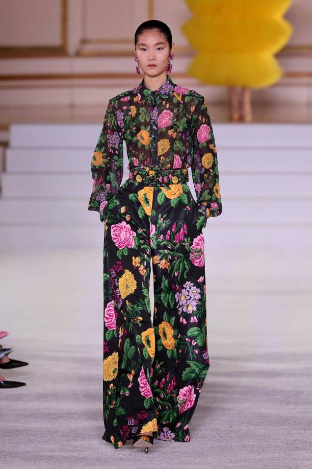 Gordon, recibido con aplausos al final de la presentación, contó con Herrera en primera fila acaparando todas las miradas entre famosas e “influencers” y sobre la pasarela desplegó a modelos con diversidad de razas y tallas, algo cada vez más habitual en el sector. 