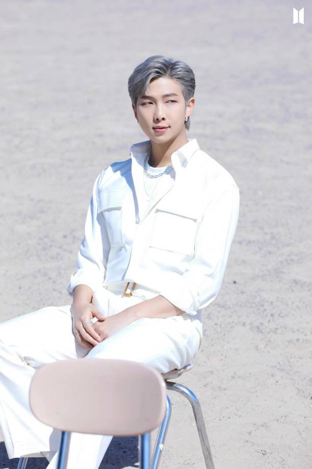 Según medios de Corea del Sur, RM fue reclutado por el CEO de Bighit Entertainment, Hitman Bang, y fue el primer miembro del grupo BTS.