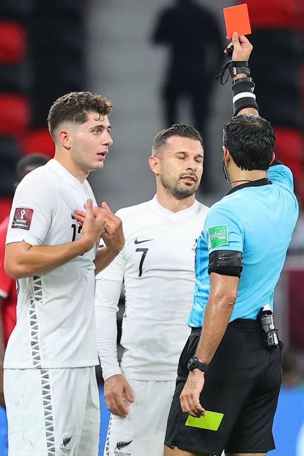 Nueva Zelanda terminó con diez jugadores por la expulsión de Kosta Barbarouses a los 69 minutos. 