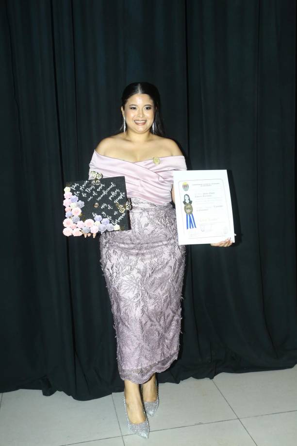 La joven decoró su birrete con un mensaje para dedicarle su título universitario a su familia. 