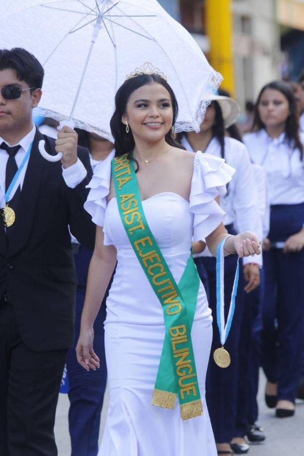 La bella chica tambipen andaba su medalla a la excelencia académica.