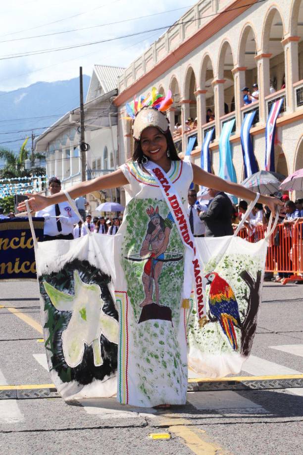 Fervor y amor patrio en los desfiles de La Ceiba
