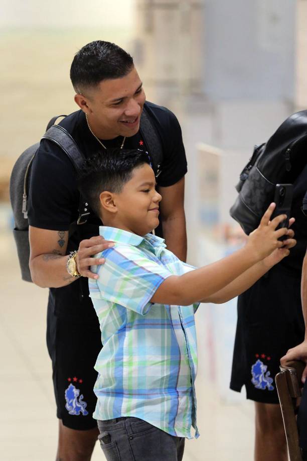 Los jugadores aprovecharon para tomarse fotografías con los pequeños aficionados.