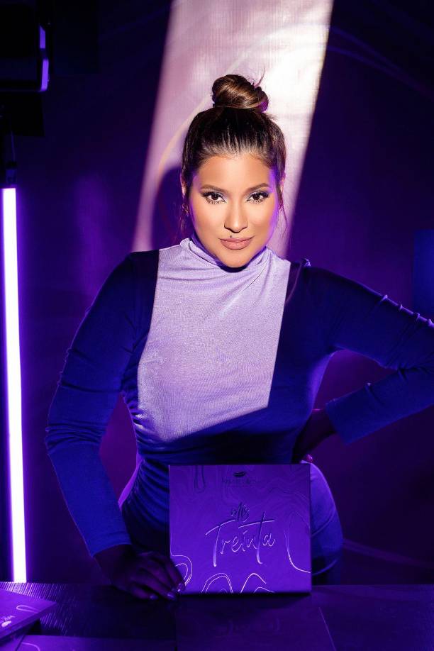 La joven hondureña Kriz Reales hizo el lanzamiento oficial de su primera paleta de sombras llamada “Mis Treinta”