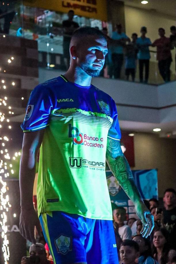 Con los colores que la caracterizan, esta es la nueva camiseta local de los Potros. 