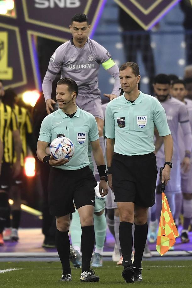 Cristiano Ronaldo dando el tradicional salto al momento de salir del campo.