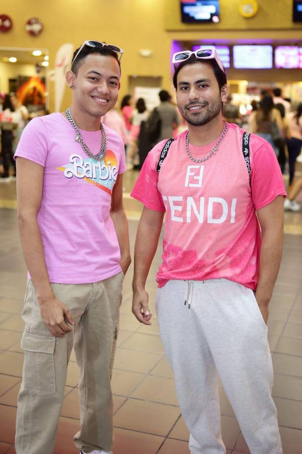 El solo es Ken, se ha podido leer a lo largo de los meses en la publicidad que ha acompañado la película. Por supuesto, estará acompañada durante este viaje, de su inseparable, a la par que pegajoso, Ken.