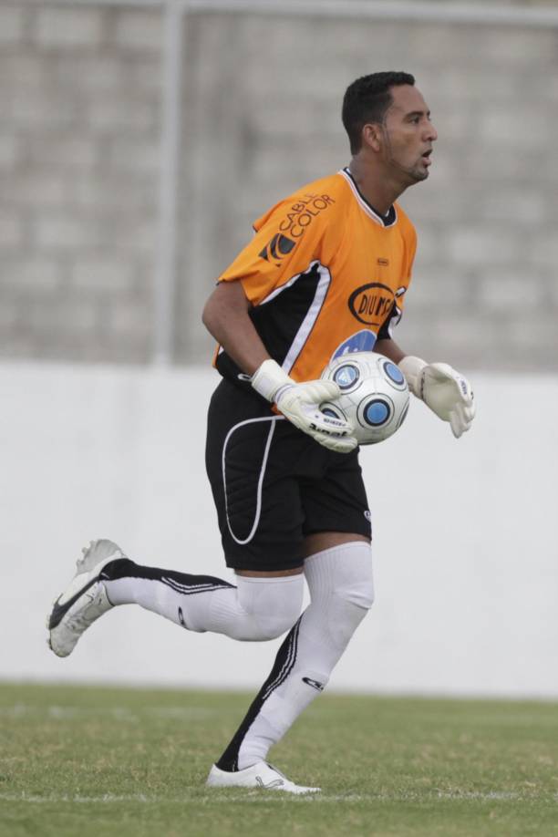 Siempre puso a prueba su cualidades físicas y técnicas para defender el marco de los clubes en los que militó.