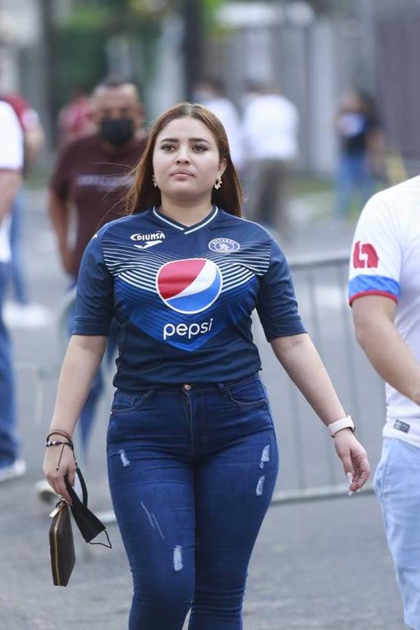 Una aficionada del Motagua que llegó al estadio Morazán.