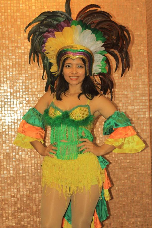 Karen Tábora con su espectacular traje de carnaval.
