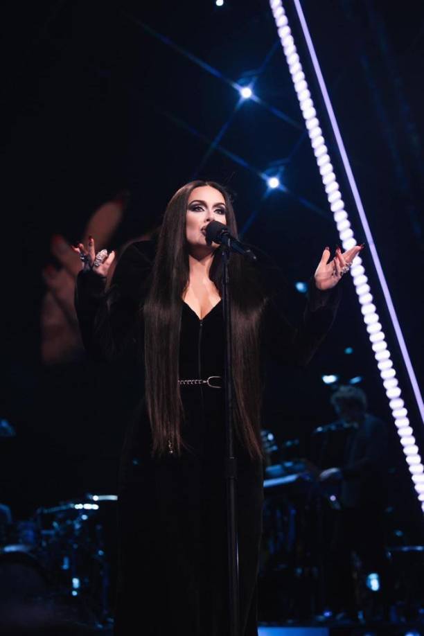 Con una larga cabellera negra y vestido del mismo color, es como la cantante británica Adele rememoró a Morticia, uno de los personajes favoritos de cada Halloween; su elegancia al portar el ajustado atuendo encantó a sus fans que postearon videos.
