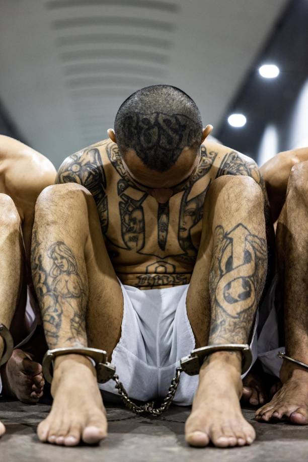 Así son las celdas en las que están recluidos miles de supuestos pandilleros en El Salvador