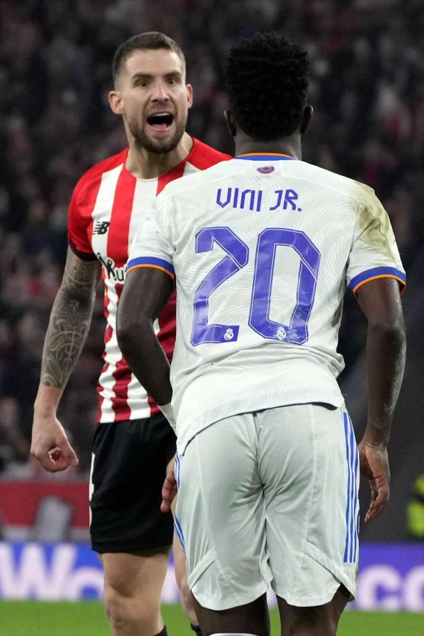 Vinicius protagonizó una pelea con Íñigo Martínez, quien le reclamó por una supuesta simulación en el área.