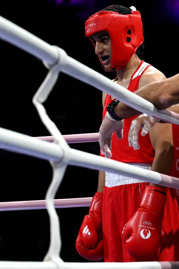 “Mi hija es una niña. La criamos como a una niña. Es una niña fuerte. La eduqué para que trabajara y fuera valiente”, afirma rotundo Omar Khelif, padre de la púgil, desde su salón familiar en una humilde aldea rural situada a 10 kilómetros de la ciudad de Tiaret.