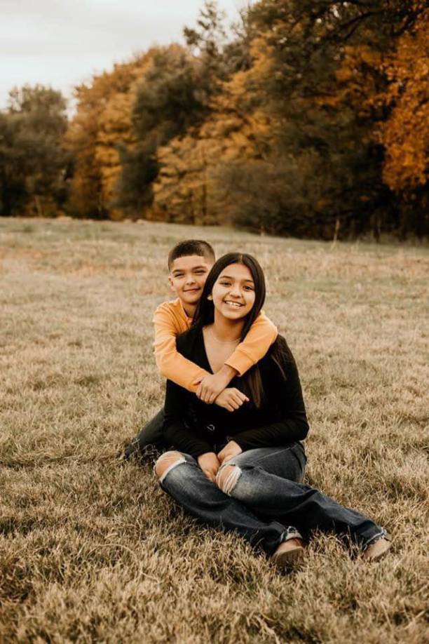 Según sus familiares, José David Olmos, padrastro de los dos menores, les disparó varias veces, causándoles múltiples heridas de bala.