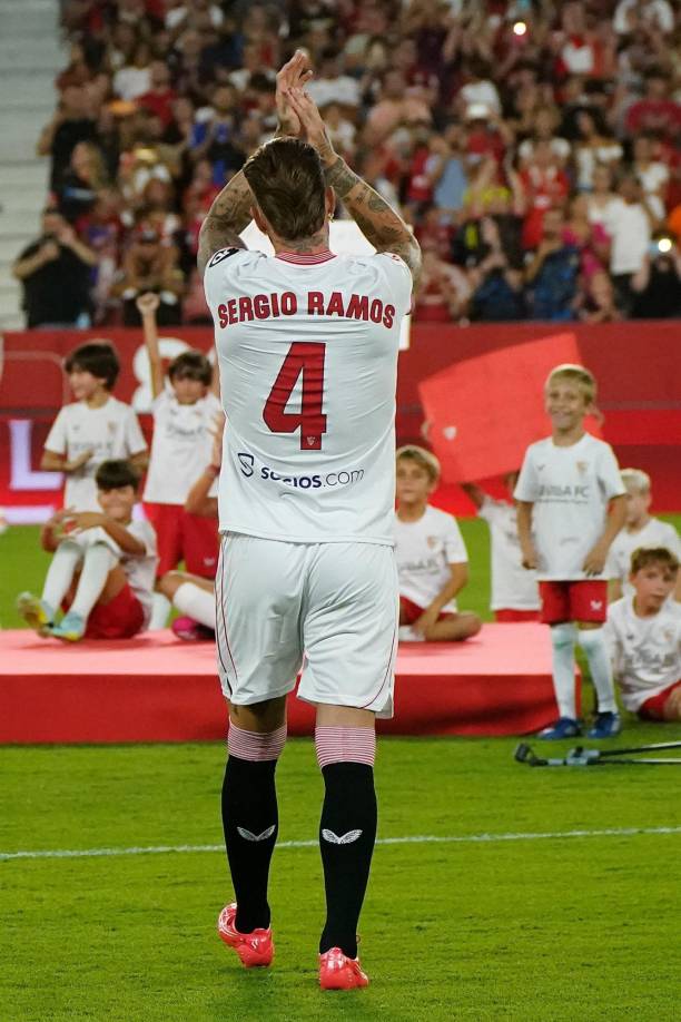 Aseguró que “ha entrenado duro” y está “bien físicamente”, aunque deberá “adaptarse poco a poco” al grupo que dirige José Luis Mendilibar, con quien tiene “buena relación” y que le ha pedido que “sea uno más”.