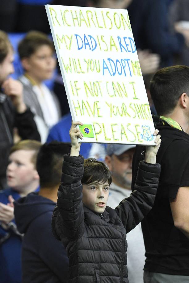 Este pequeño aficionado le hizo un pedido especial a Richarlison, jugador del Everton, archirrival del Liverpool, su vecino de ciudad. “Mi papá es de los rojos, ¿puedes tu adoptarme?, si no puedo tener tu camisa, por favor”, es el pedido del niño al jugador brasileño.